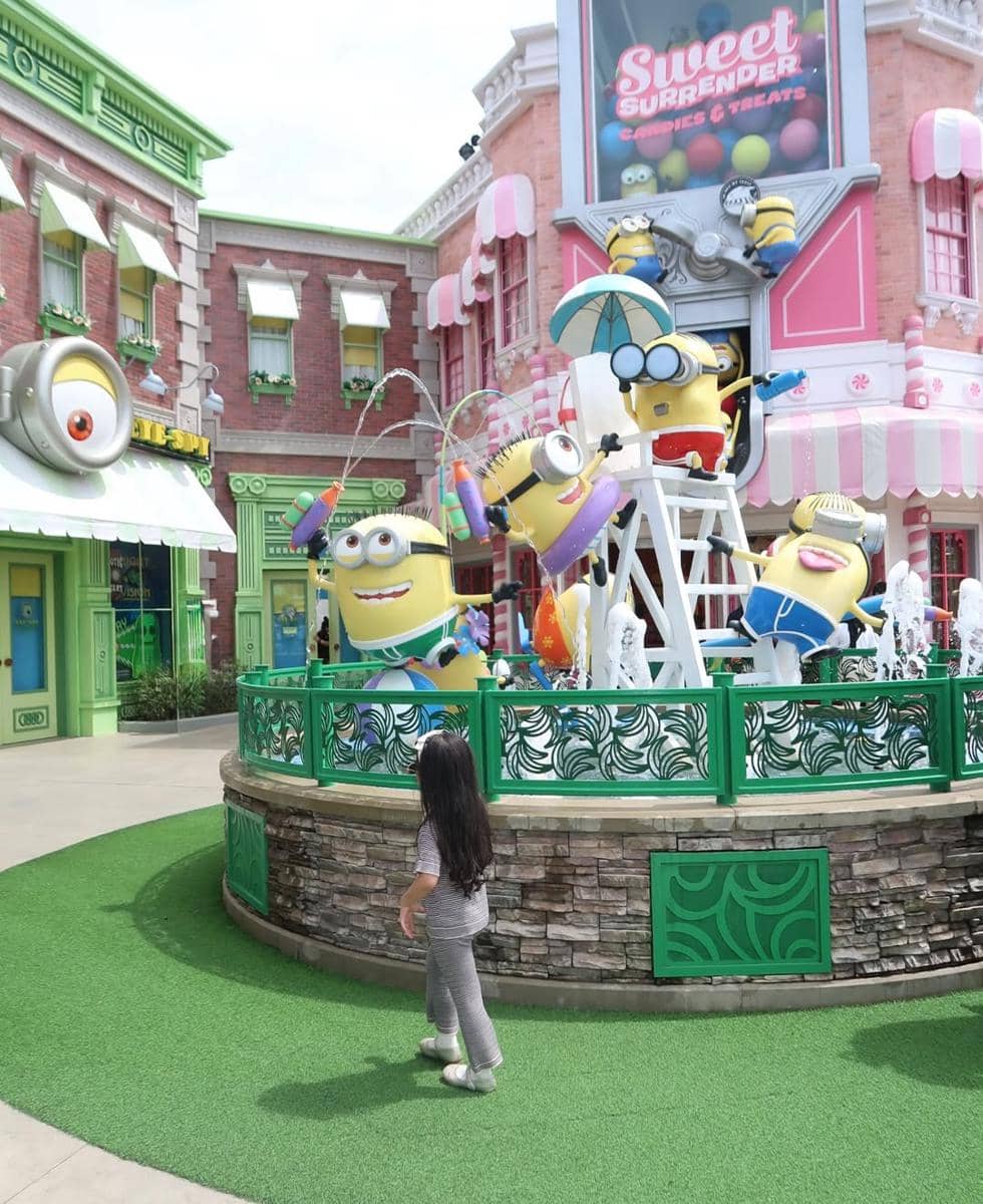 Guzelim Aracelli main di Universal Studio Singapura.