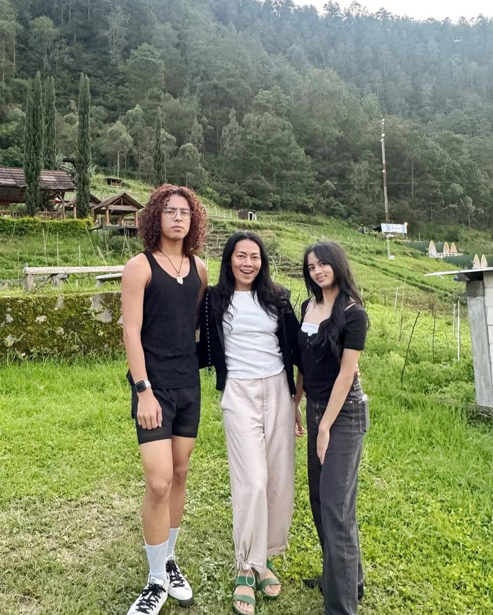 Dewi Lestari dan buah hati liburan ke Solo dan Tawangmangu.