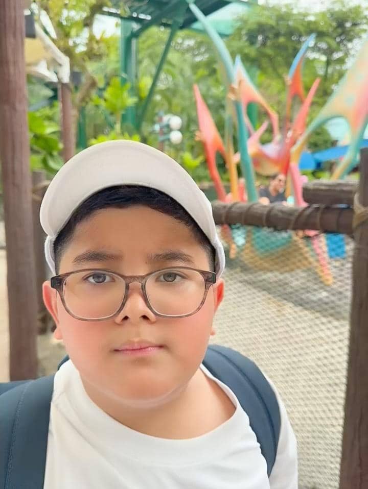 Dhena Devanka dan buah hati liburan di Singapura.