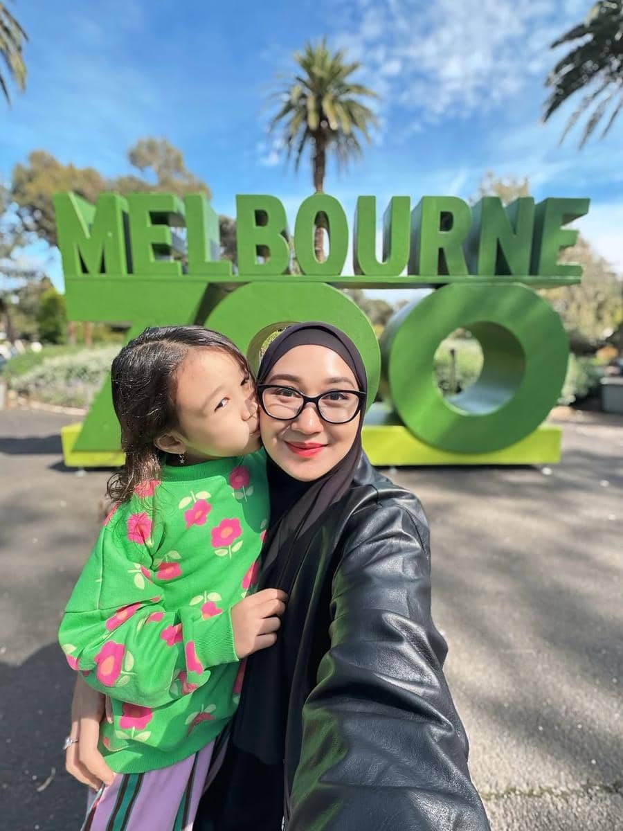 Dian Pelangi ajak anak jalan-jalan di Melbourne.