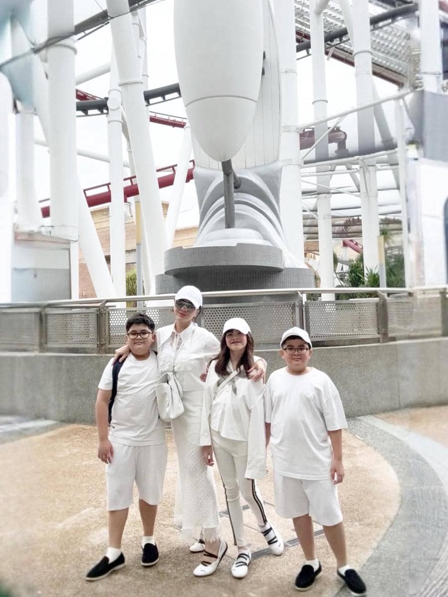 Dhena Devanka dan buah hati liburan di Singapura.