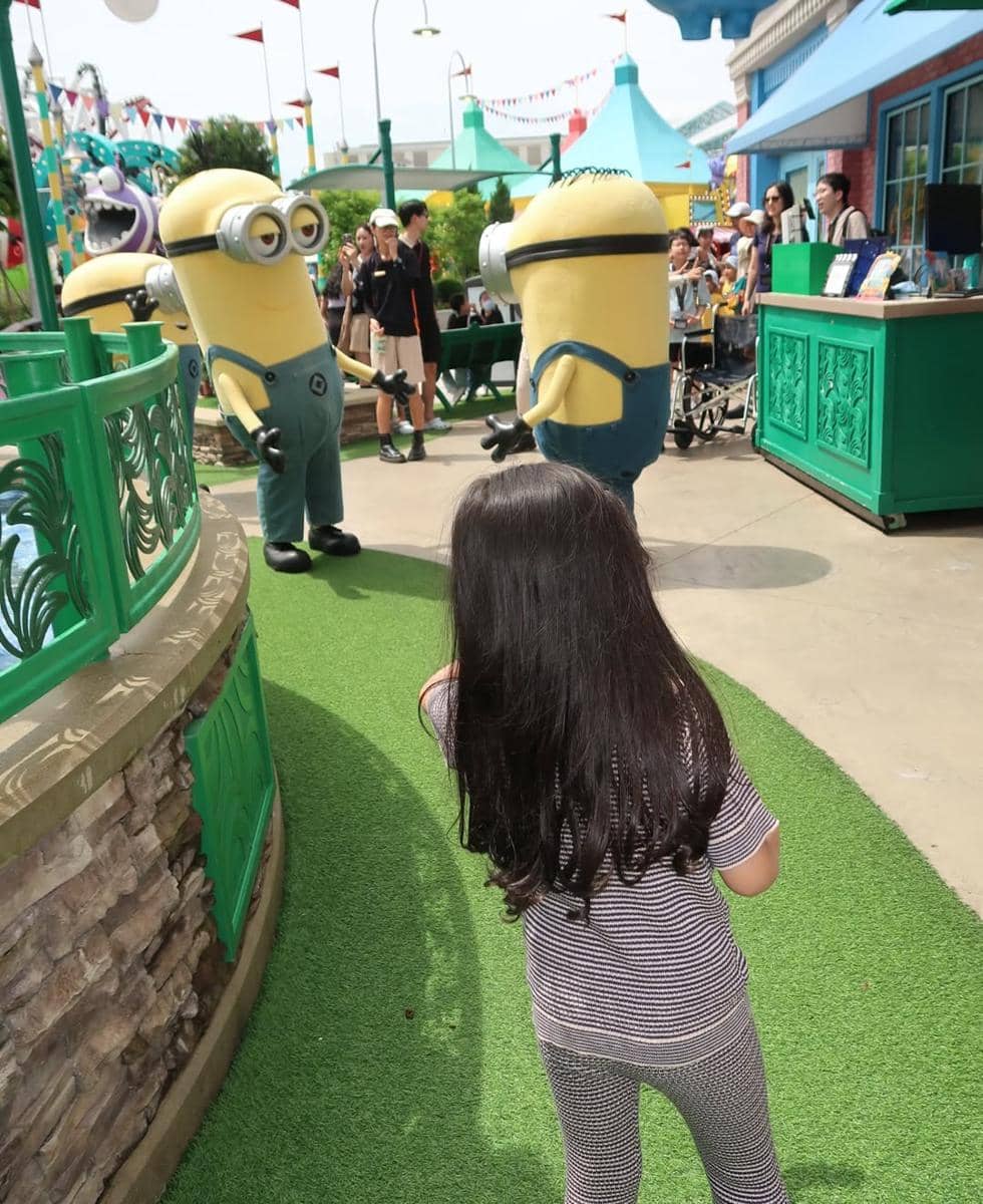 Guzelim Aracelli main di Universal Studio Singapura.