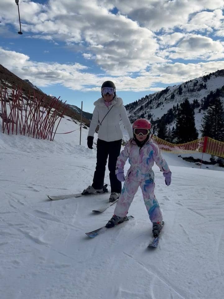 Marissa Nasution dan keluarga main salju di Austria.