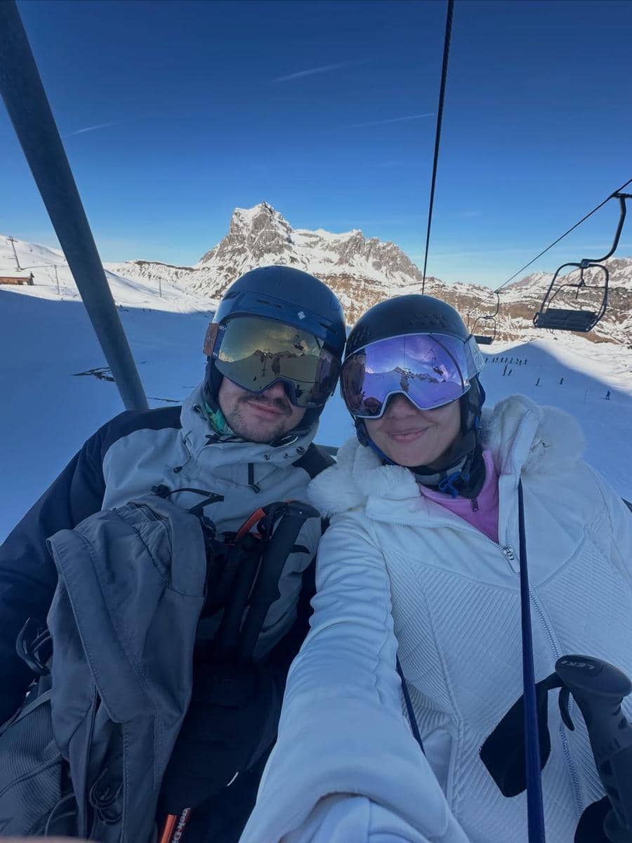 Marissa Nasution dan keluarga main salju di Austria.