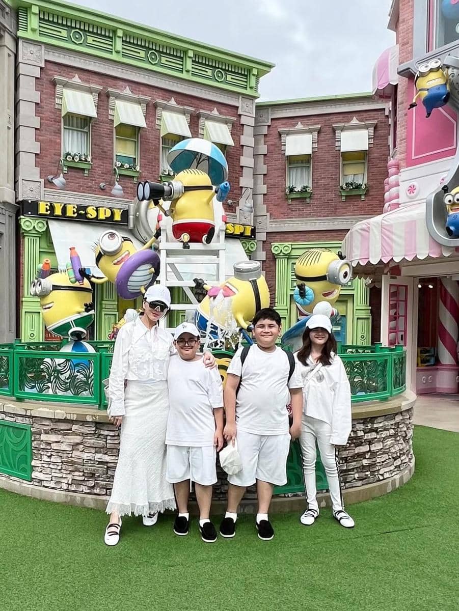 Dhena Devanka dan buah hati liburan di Singapura.