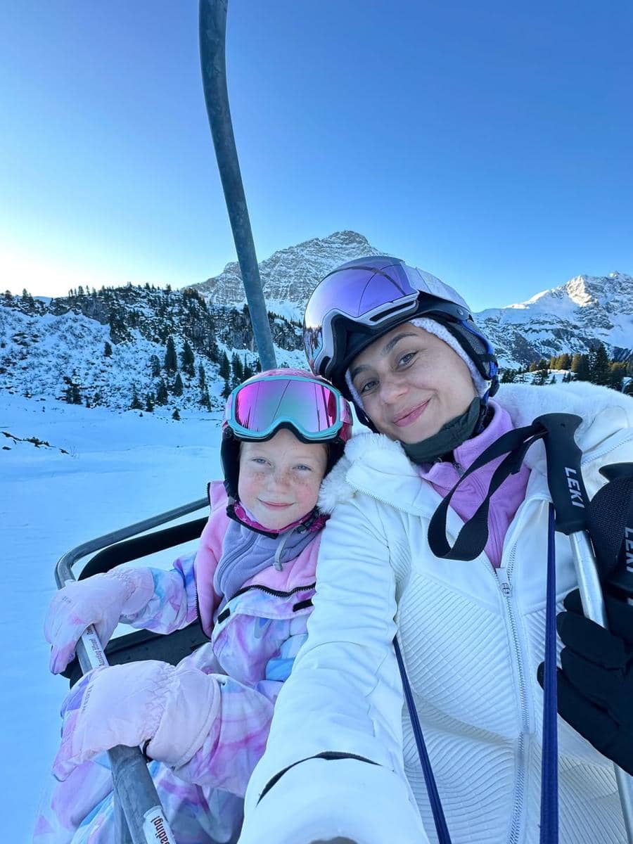 Marissa Nasution dan keluarga main salju di Austria.