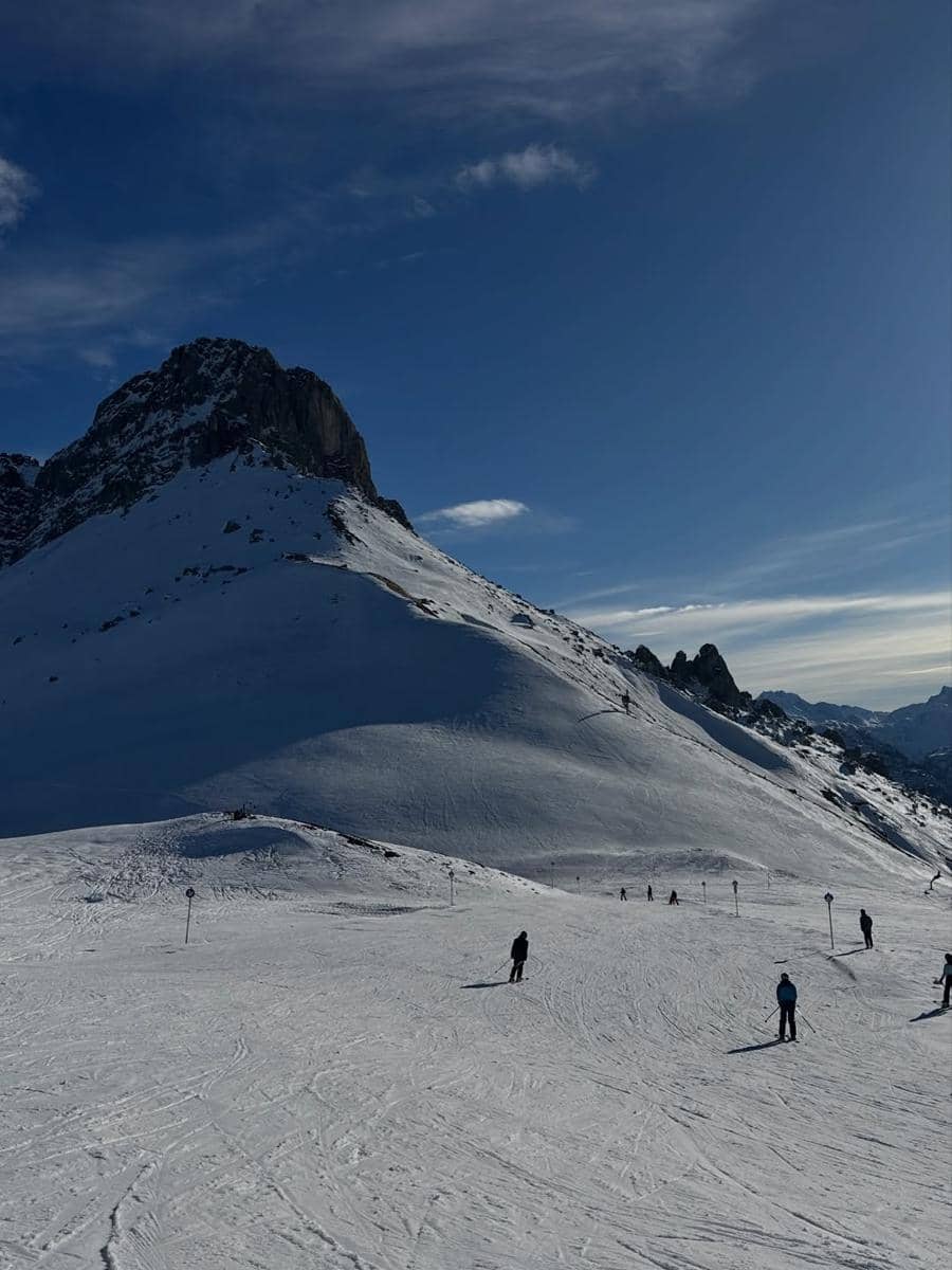 Marissa Nasution dan keluarga main salju di Austria.