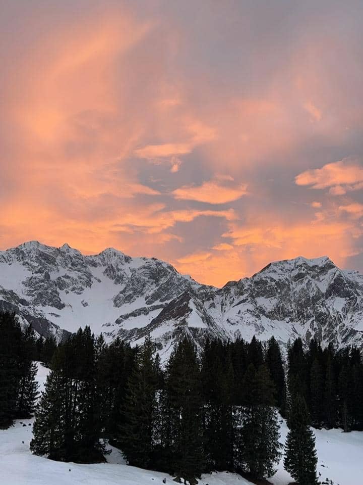 Marissa Nasution dan keluarga main salju di Austria.