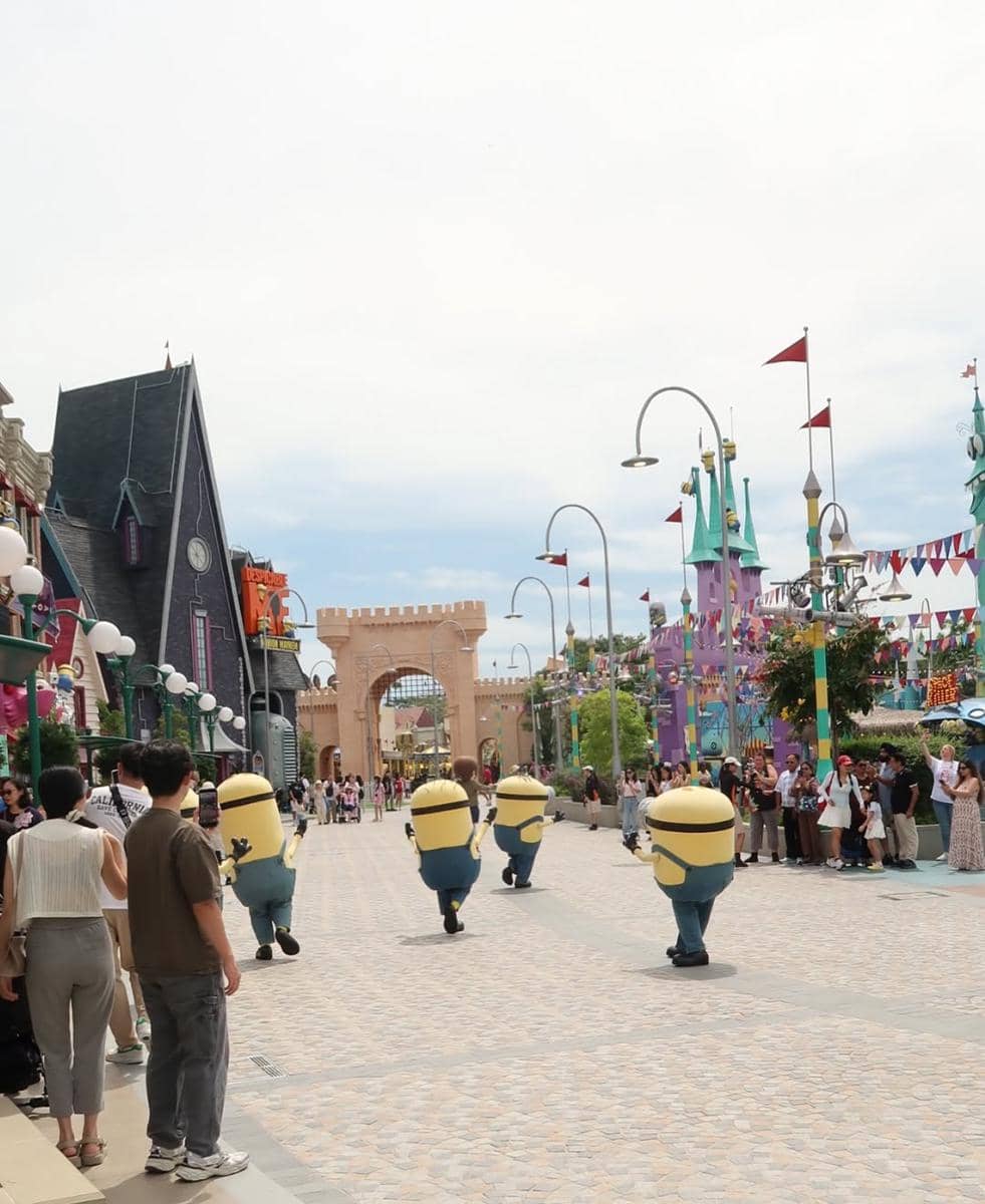 Guzelim Aracelli main di Universal Studio Singapura.