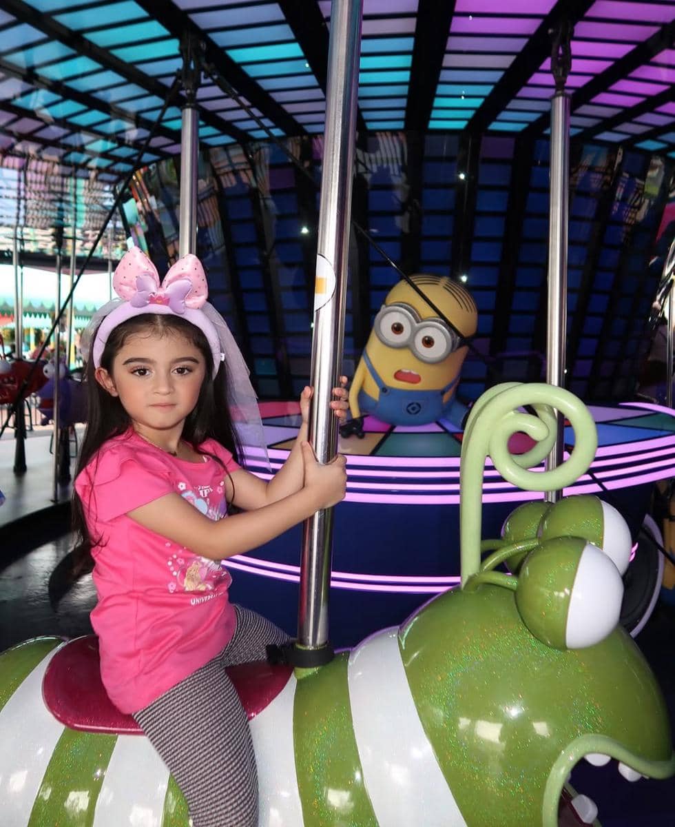 Guzelim Aracelli main di Universal Studio Singapura.