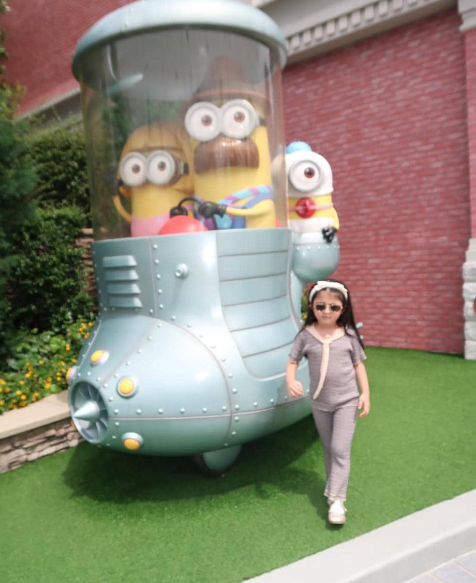 Guzelim Aracelli main di Universal Studio Singapura.