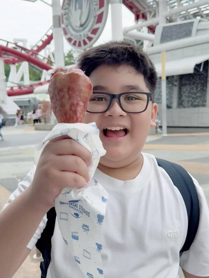 Dhena Devanka dan buah hati liburan di Singapura.