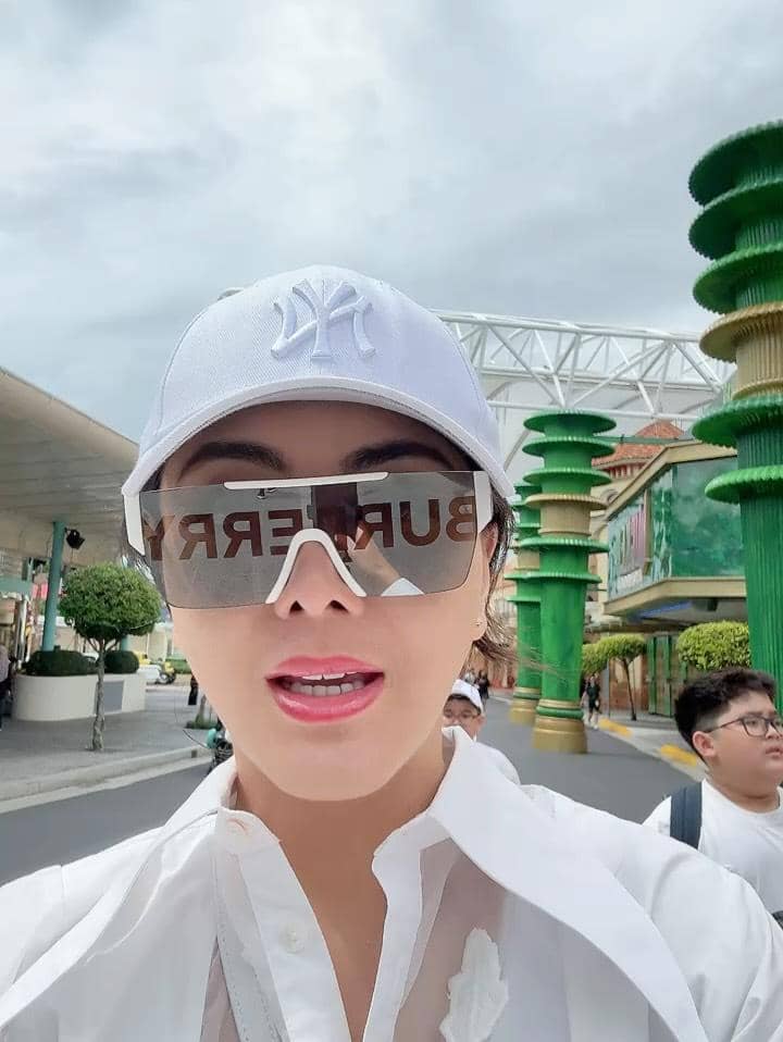 Dhena Devanka dan buah hati liburan di Singapura.