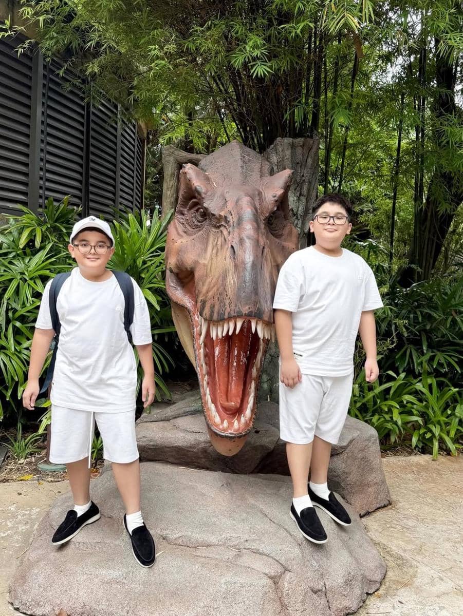 Dhena Devanka dan buah hati liburan di Singapura.