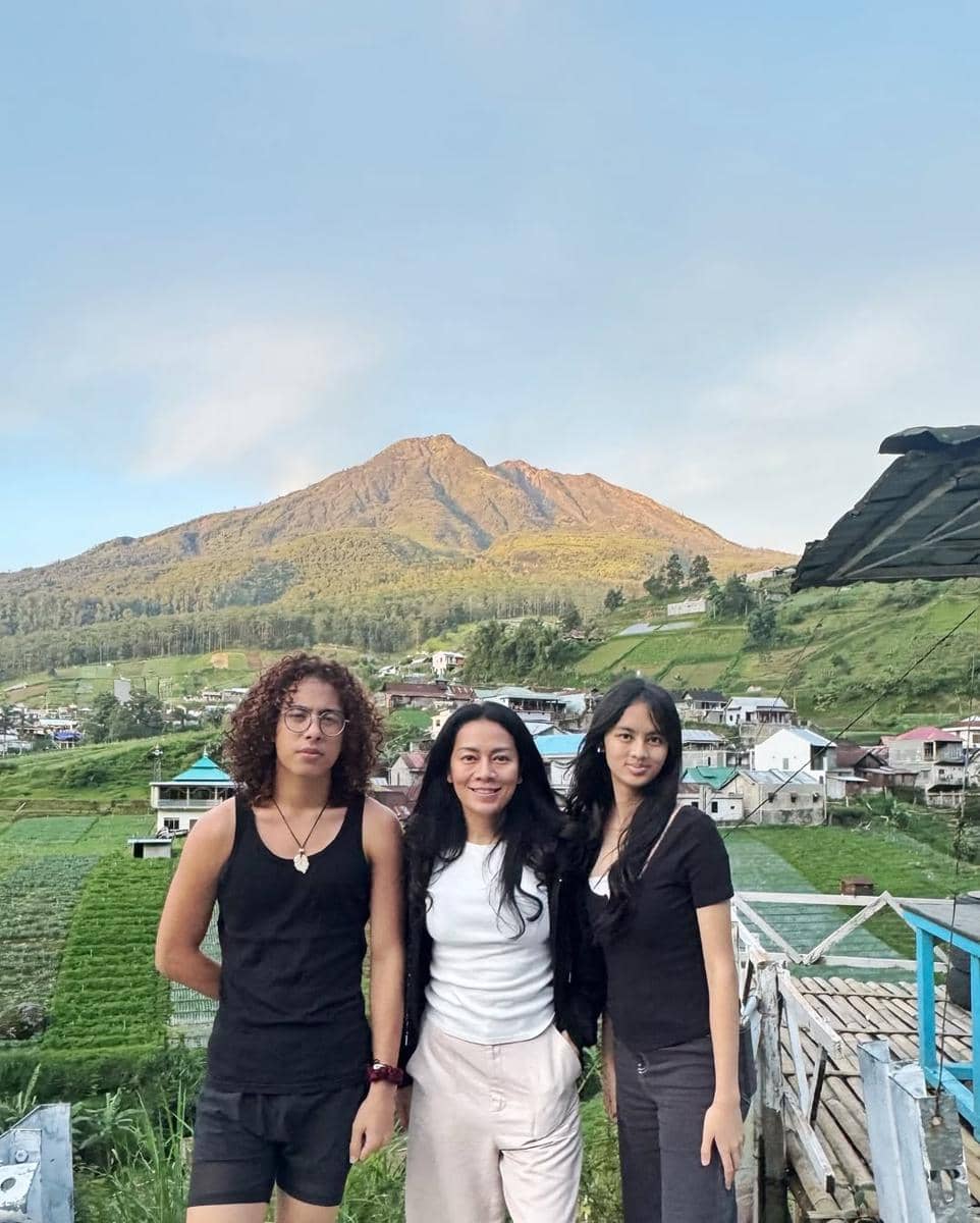 Dewi Lestari dan buah hati liburan ke Solo dan Tawangmangu.