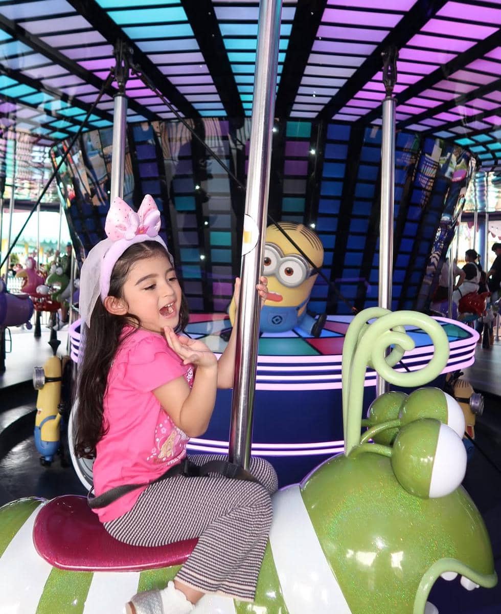 Guzelim Aracelli main di Universal Studio Singapura.