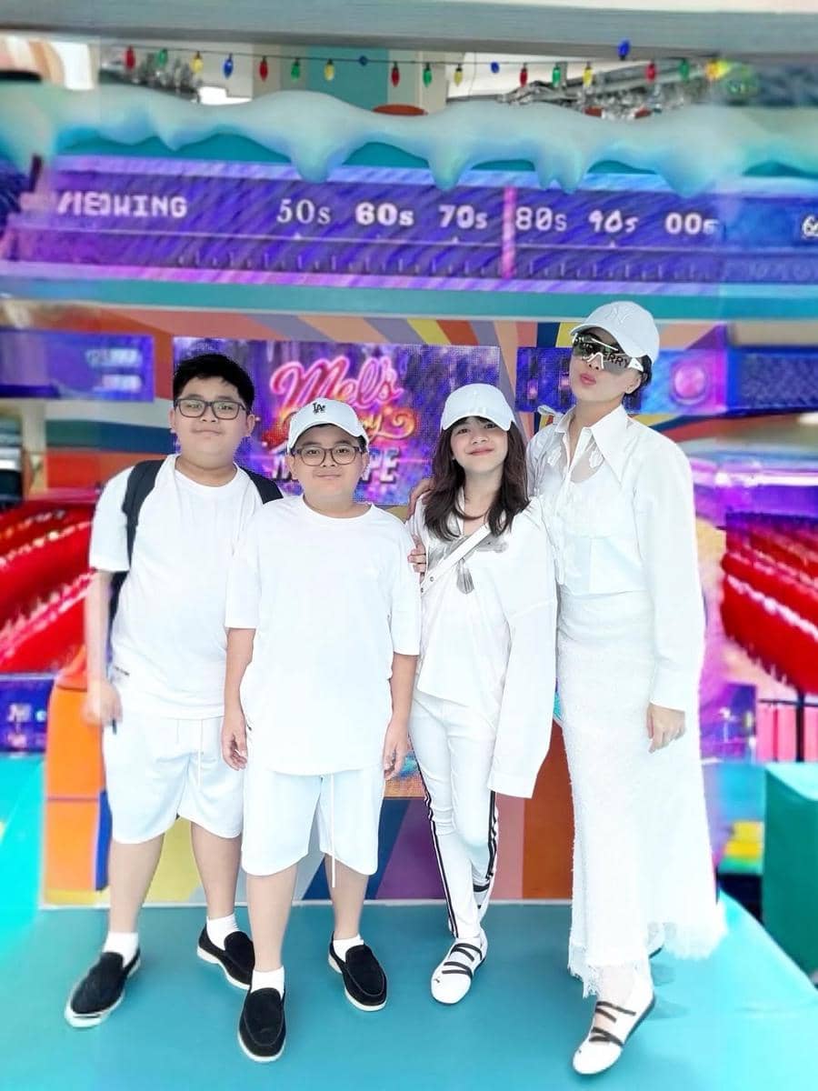 Dhena Devanka dan buah hati liburan di Singapura.