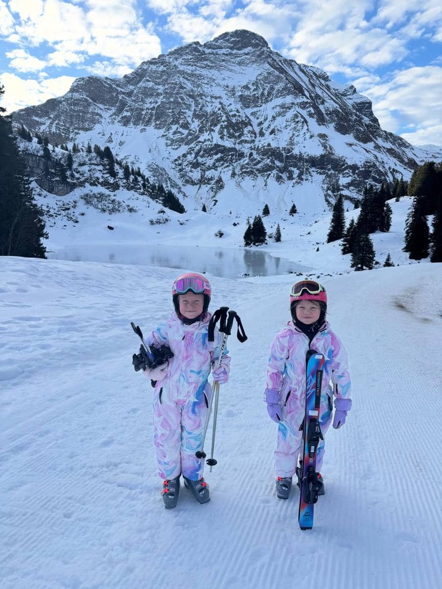 Marissa Nasution dan keluarga main salju di Austria.