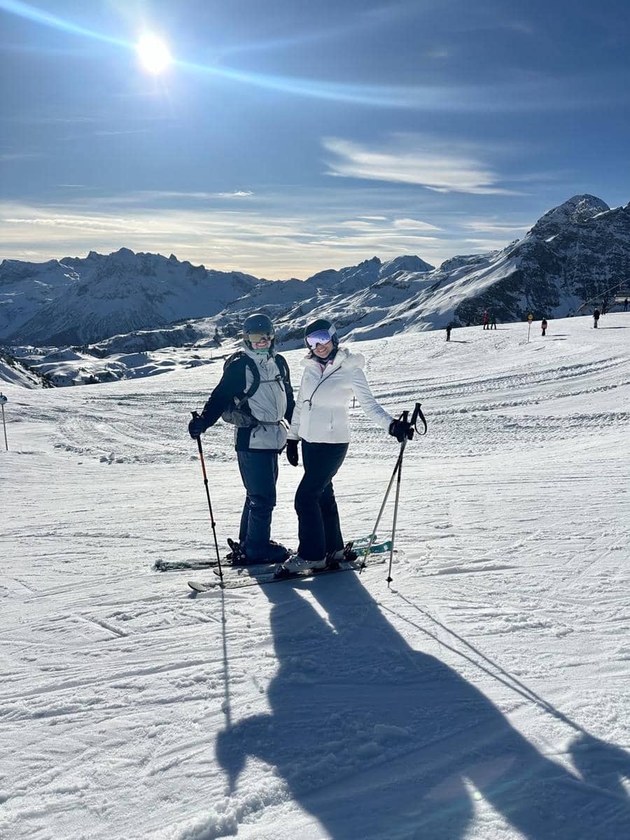 Marissa Nasution dan keluarga main salju di Austria.