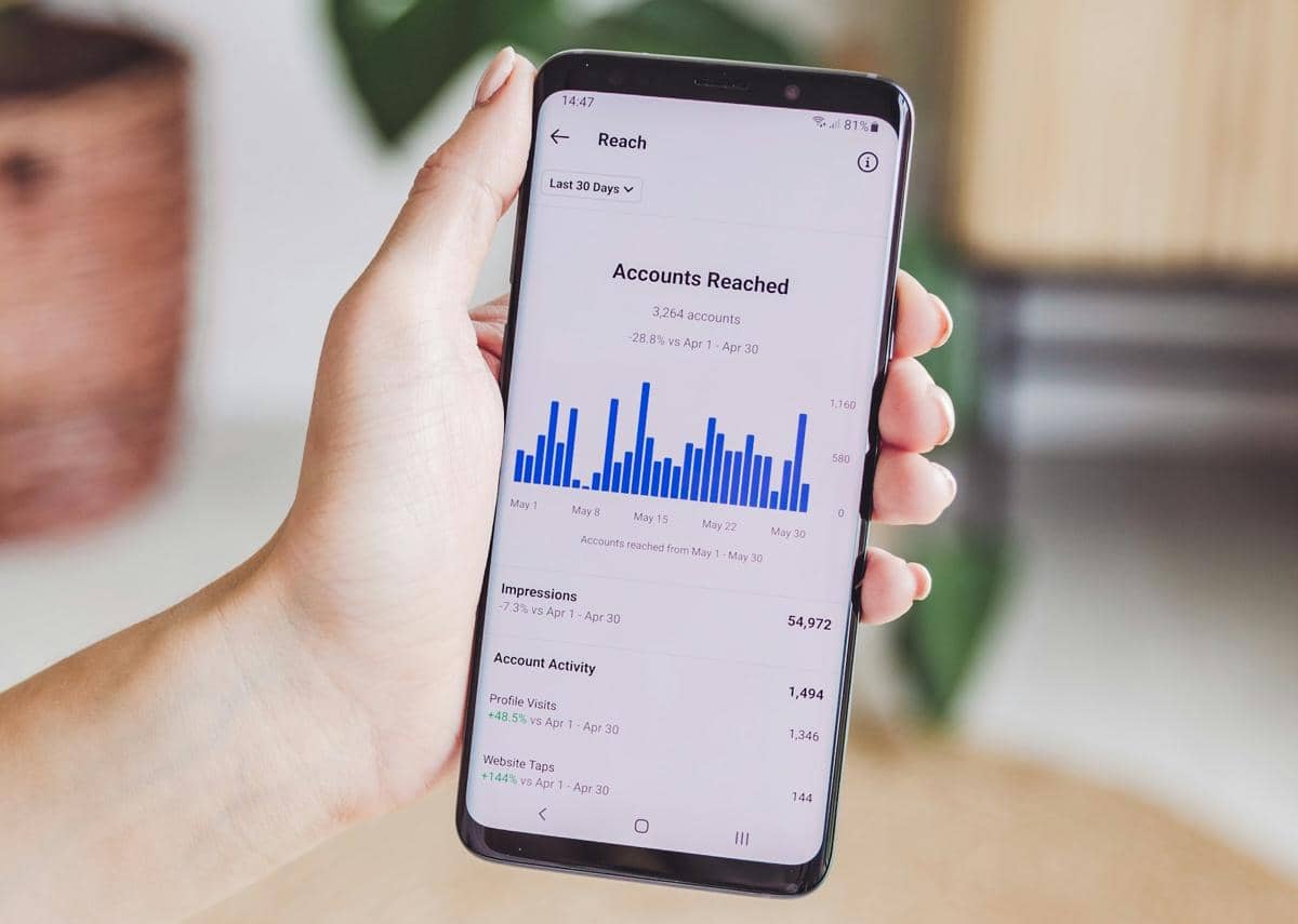 ilustrasi bekerja sebagai social media specialist