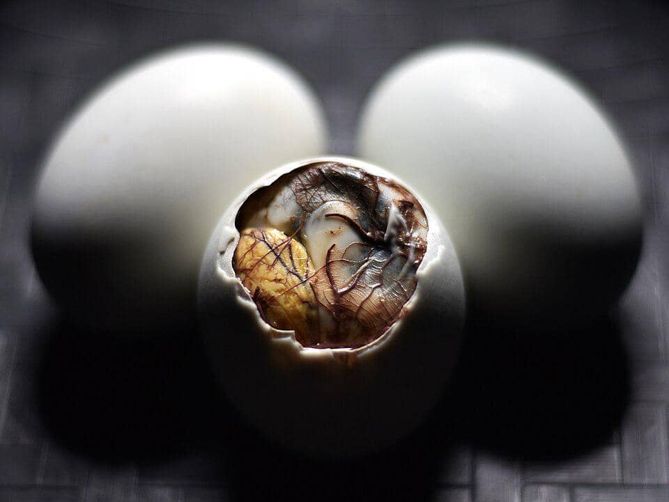 telur itik yang sudah menjadi balut 