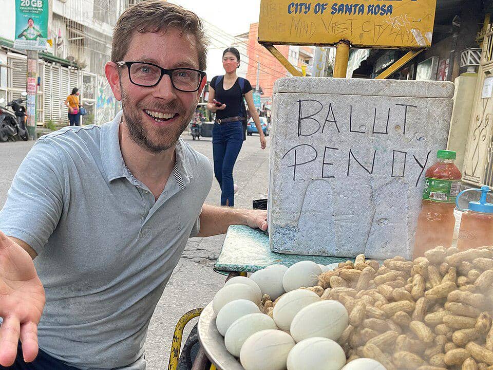 olahan balut sangat mudah ditemukan sebagai jajanan pinggir jalan di Filipina.