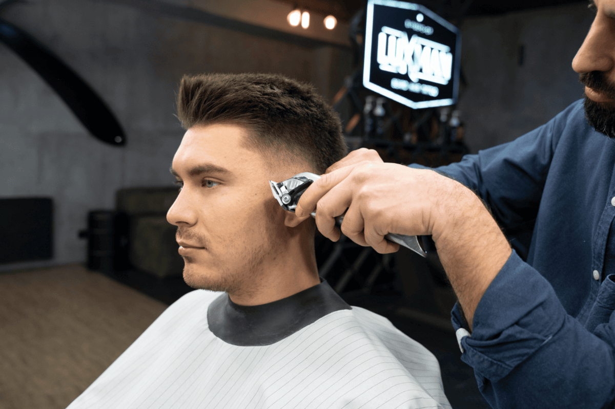 ilustrasi pria melakukan potong rambut