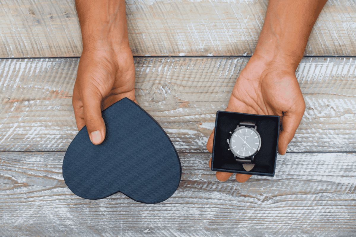 ilustrasi kado natal jam tangan