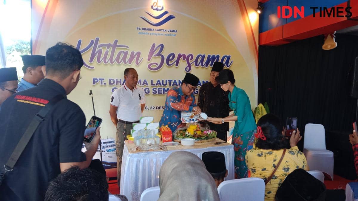 Kepala Cabang DLU Semarang Herman Fajar memotonh tumpeng saat pembukaan khitan bersama. (IDN Times/Fariz Fardianto) 