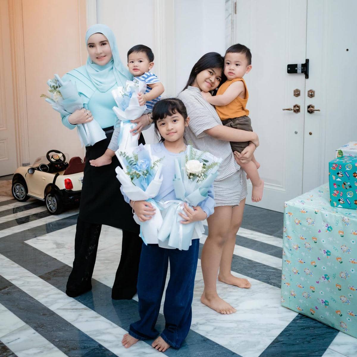 Artis Dapat Kado di Hari Ibu (instagram.com/shandypurnamasari)