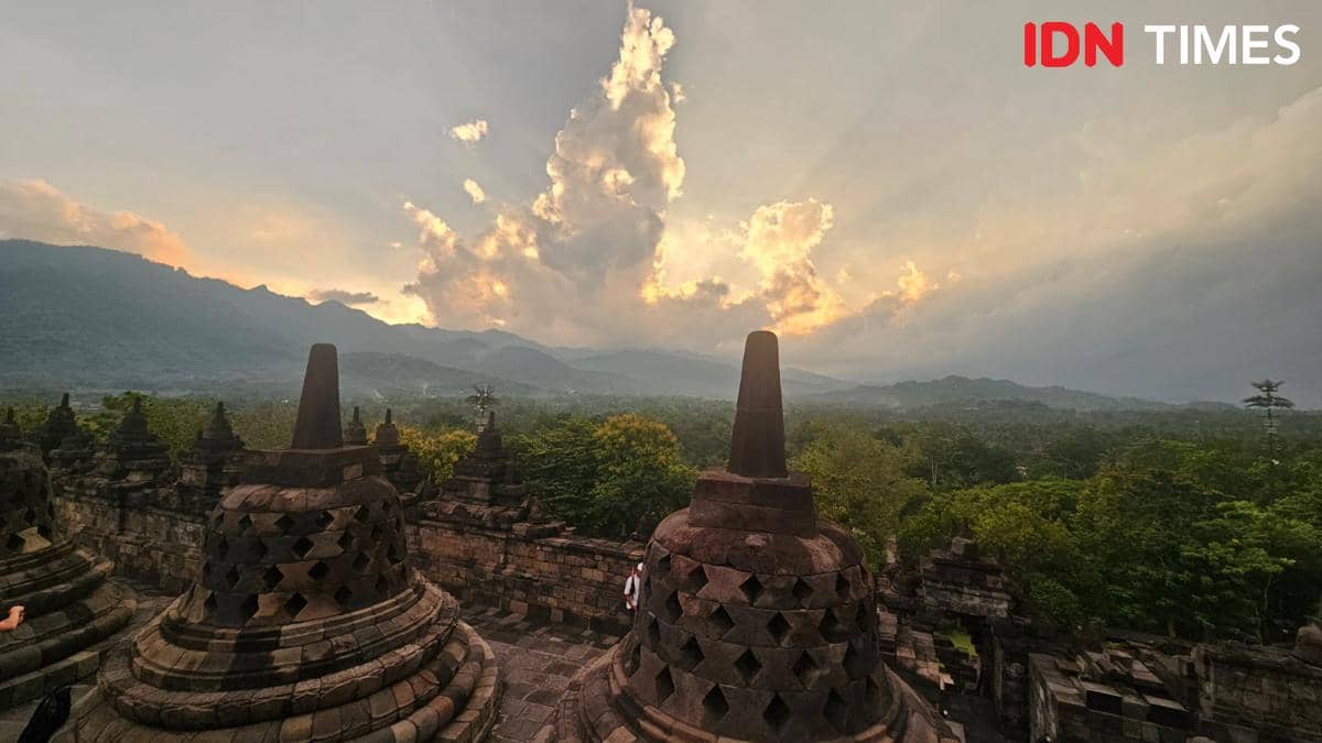 Suasana Sunset atau matahari tenggelam dilihat dari atas Candi Borobudur. (IDN Times/Bandot Arywono)