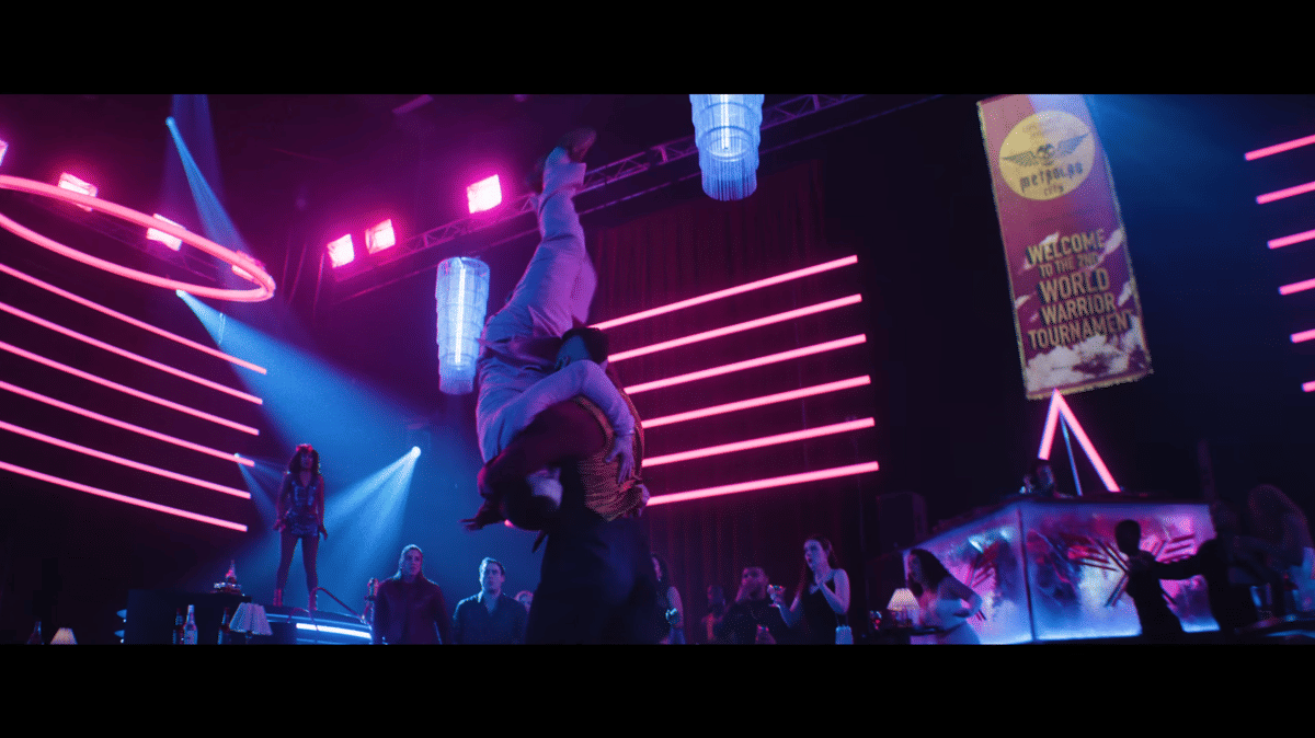 Zangief membanting Dan. (Dok. Paramount/Street Fighter, dok. Warner Bros./Mortal Kombat II)