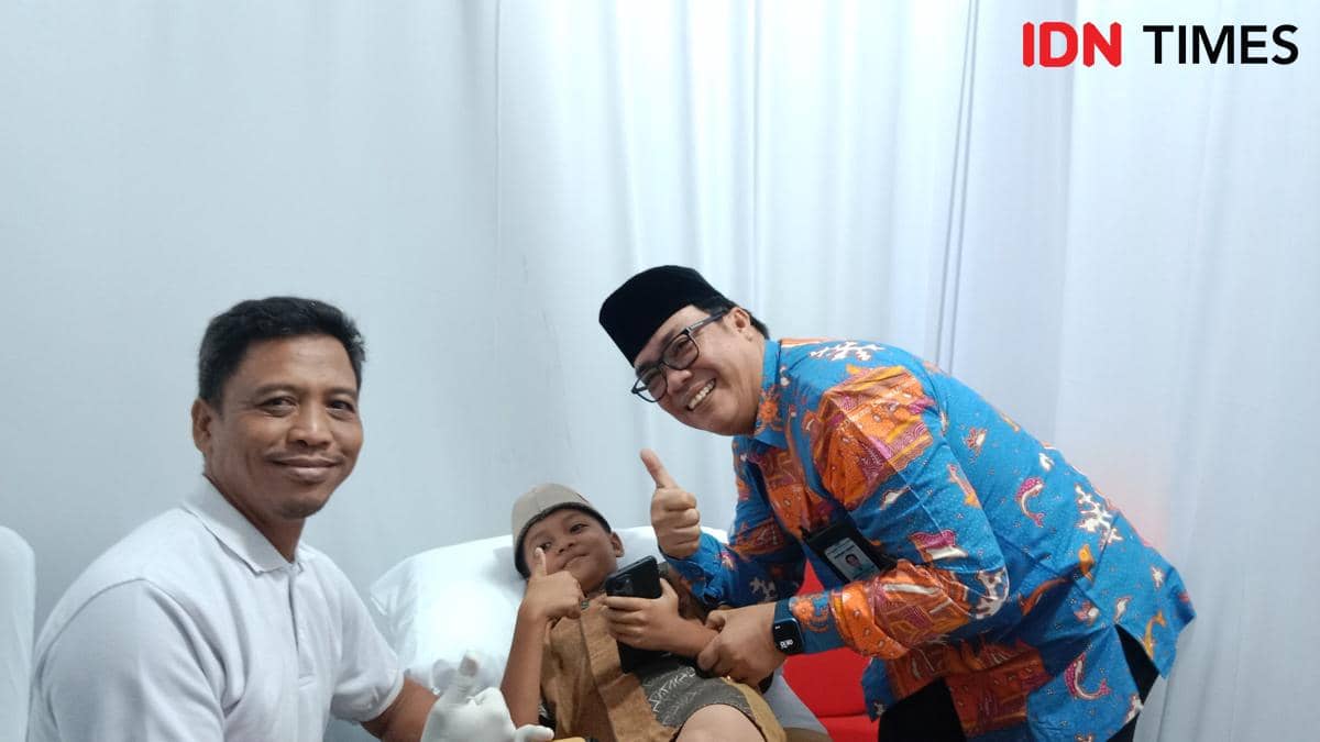 Seorang anak mengacungkan jempol dengan Kacab DLU Semarang Herman Fajar. (IDN Times) Fariz Fardianto) 