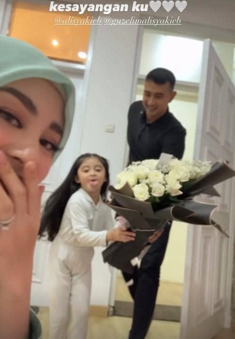 Artis Dapat Kado di Hari Ibu (instagram.com/marginw)