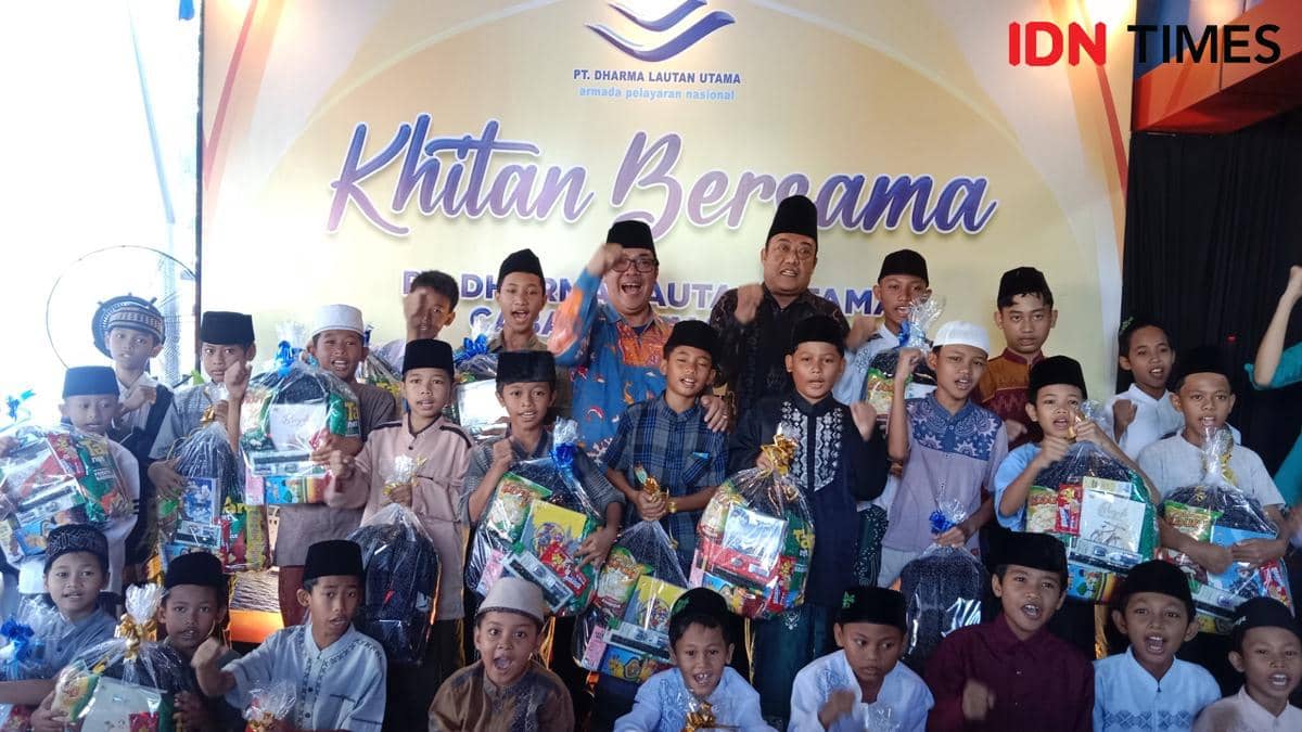 Kacab DLU Semarang Herman Fajar foto bersama dengan ratusan anak yang menjalani khitan bersama. (IDN Times/Fariz Fardianto) 