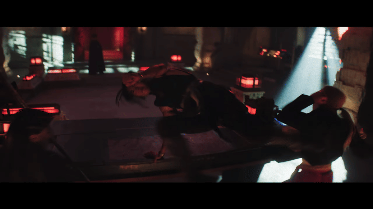 Guile menendang Vega. (Dok. Paramount/Street Fighter, dok. Warner Bros./Mortal Kombat II)