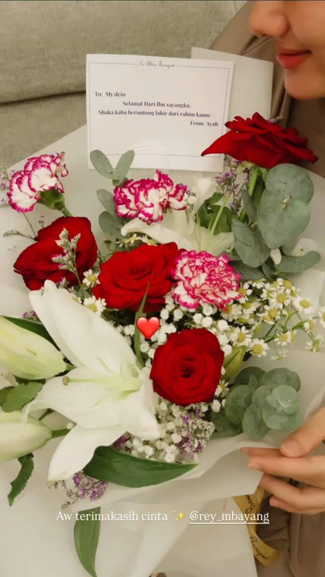 Artis Dapat Kado di Hari Ibu (instagram.com/dindahw)