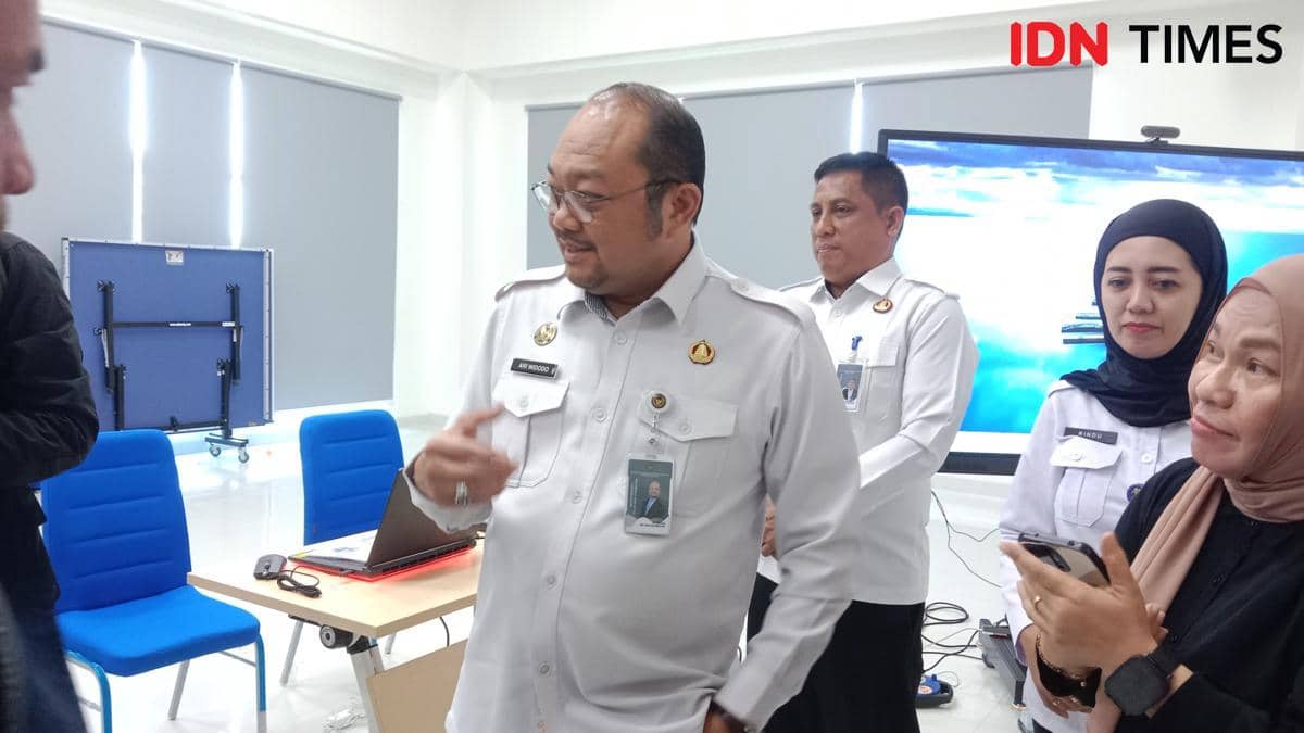 Kepala Imigrasi TPI Kelas I Khusus Semarang Ari Widodo berbincang saat selesai konferensi pers di kantornya. (IDN Times/Fariz Fardianto)