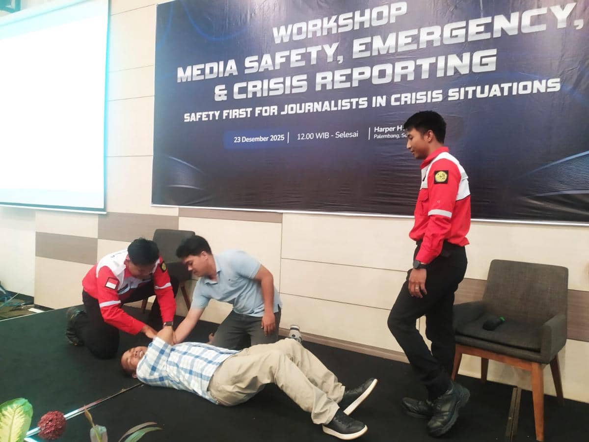 Praktik pengetahuan dasar SAR yang diberikan kepada Junalis di Palembang