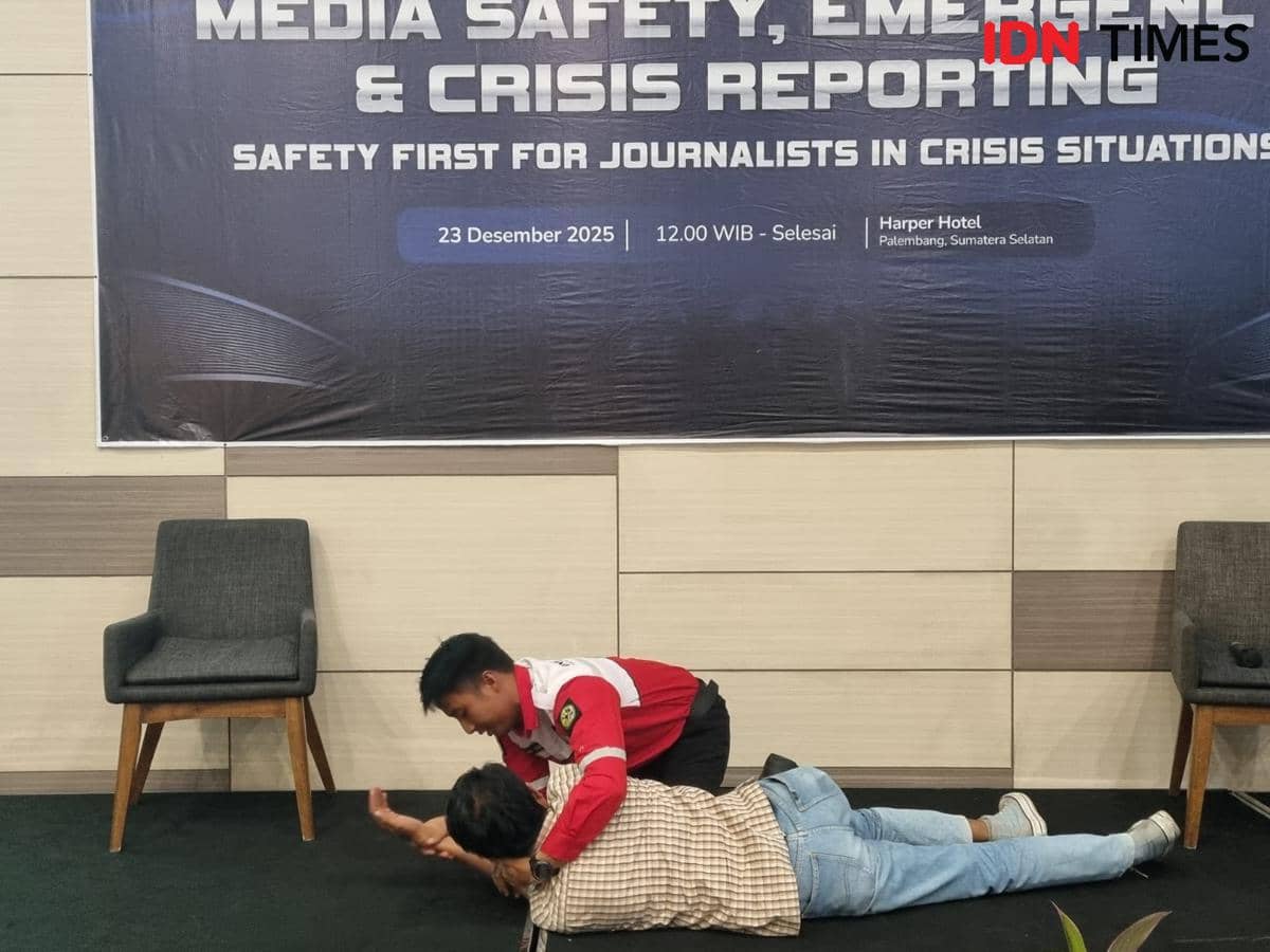 Praktik pengetahuan dasar SAR yang diberikan kepada Junalis di Palembang