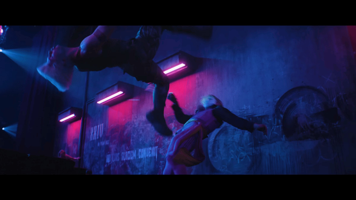 Guile menendang Vega. (Dok. Paramount/Street Fighter, dok. Warner Bros./Mortal Kombat II)