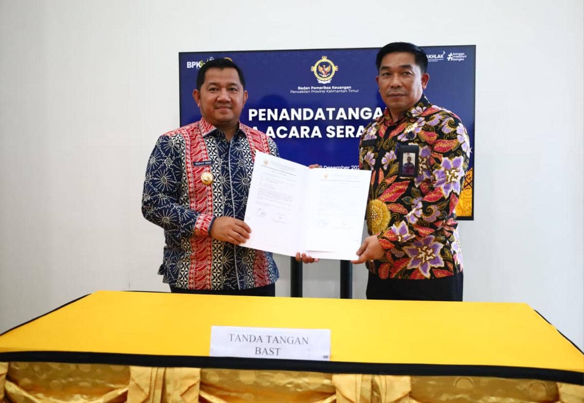 Bupati PPU, Mudyat Noor serahkan LHP BPK ke Inspektur Inspektorat PPU, Budi Santoso