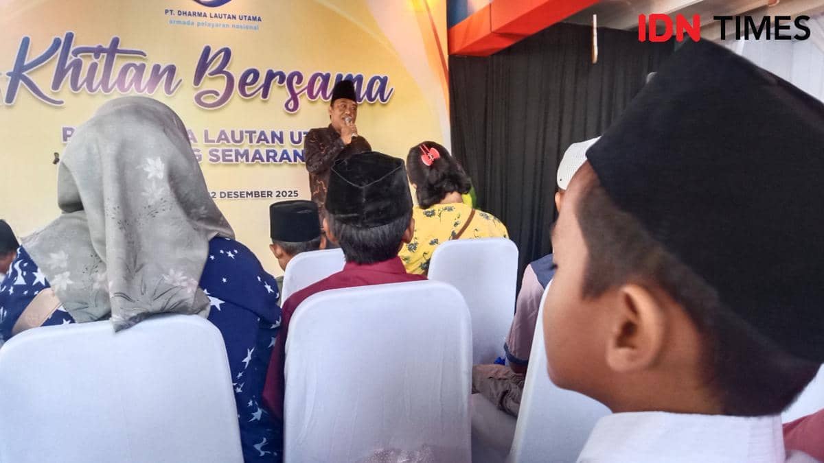 Seorang anak laki-laki menyimak penjelasan dari seorang kiai saat pelaksanaan acara khitan bersama. (IDN Times/Fariz Fardianto) 
