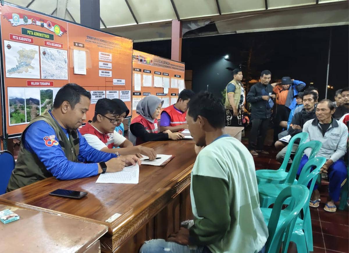 Penyaluran Bantuan Langsung Tunai (BLT) Tahap 3 kepada warga terdampak pada Jumat (19/12/2025). (Dok. PMI Jateng)