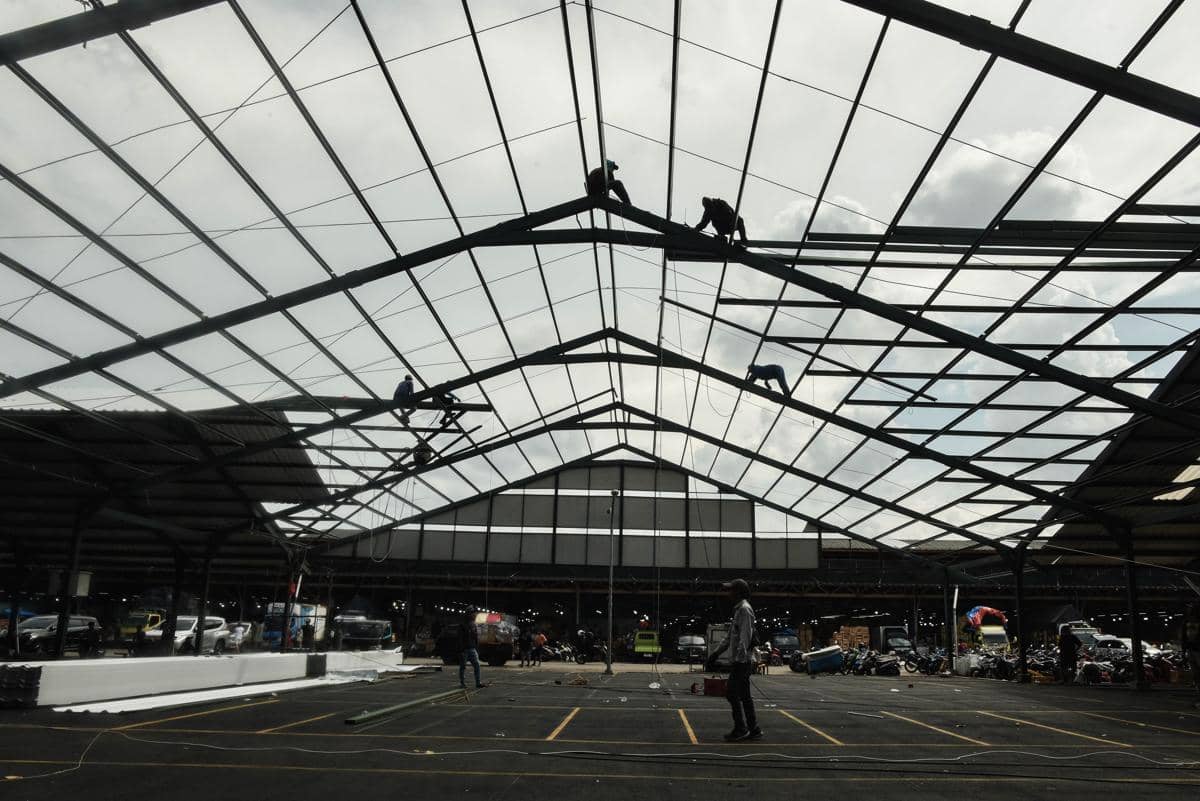 Ilustrasi pekerja menyelesaikan pemasangan atap pasar tradisional. (ANTARA FOTO/Fakhri Hermansyah)