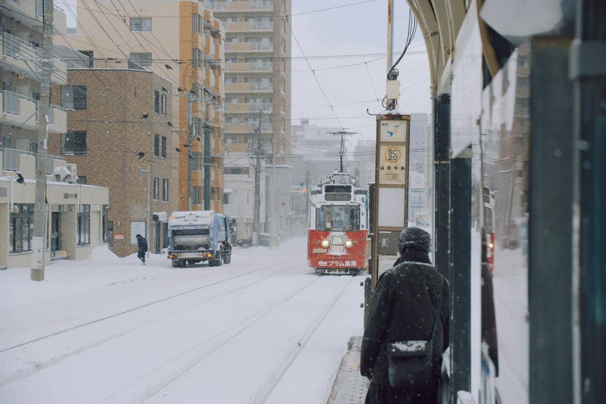 ilustrasi suasana jalan di Sapporo saat musim dingin