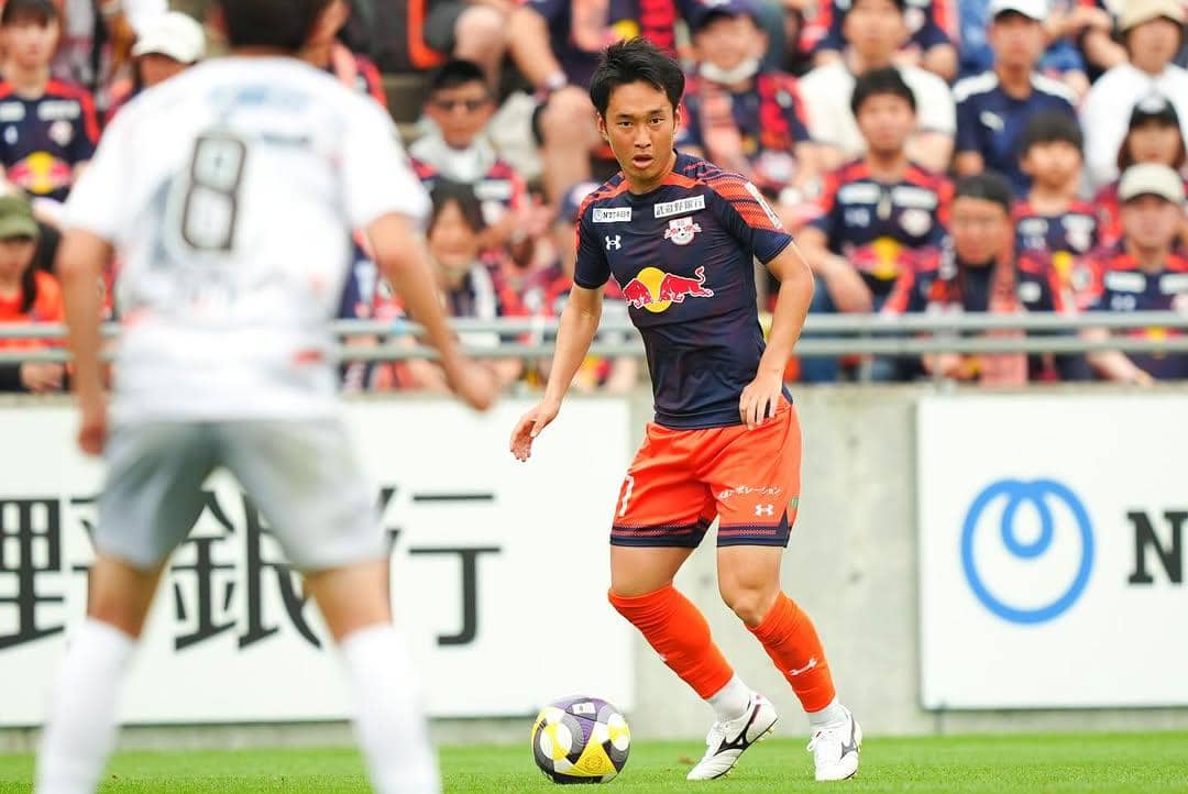 Teppei Yachida (hitam), saat bermain di kompetisi sepak bola Jepang. 