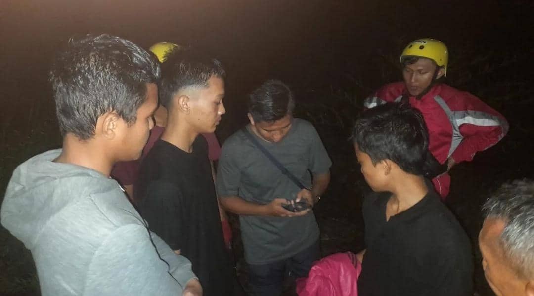 Petugas Damkar Lubuk Linggau saat mengevakuasi tiga pelajar yang terjebak di Pulau Sungai Kelingi.