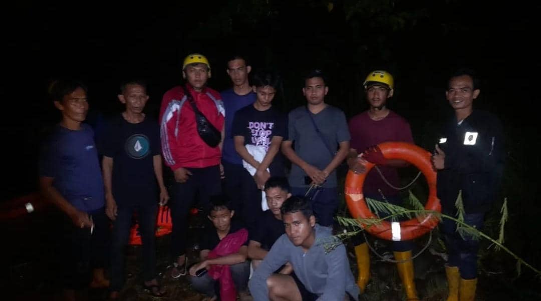 Petugas Damkar Lubuk Linggau saat mengevakuasi tiga pelajar yang terjebak di Pulau Sungai Kelingi.