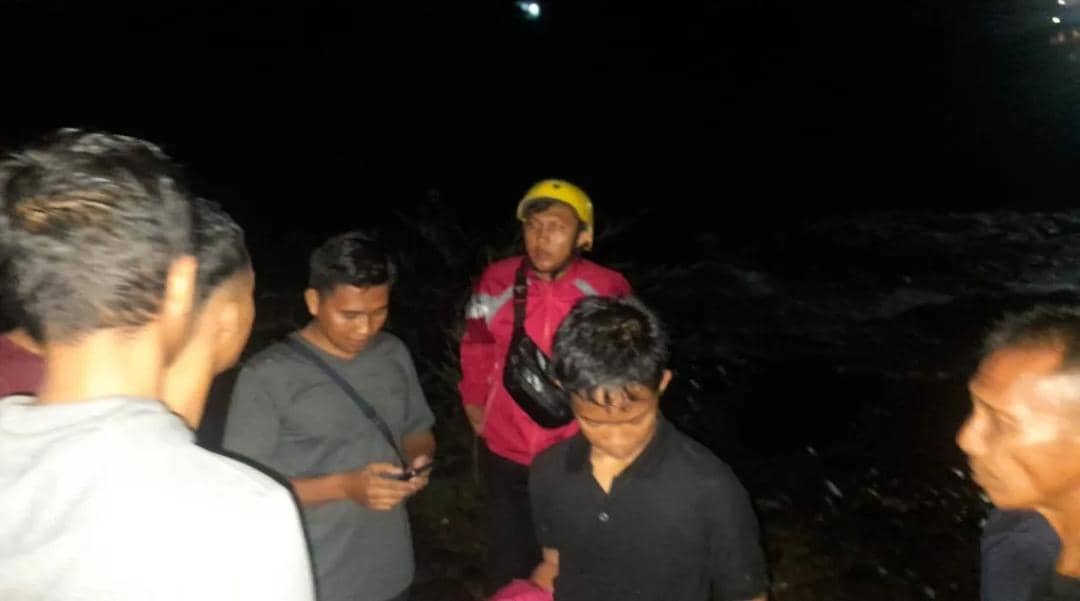 Petugas Damkar Lubuk Linggau saat mengevakuasi tiga pelajar yang terjebak di Pulau Sungai Kelingi.